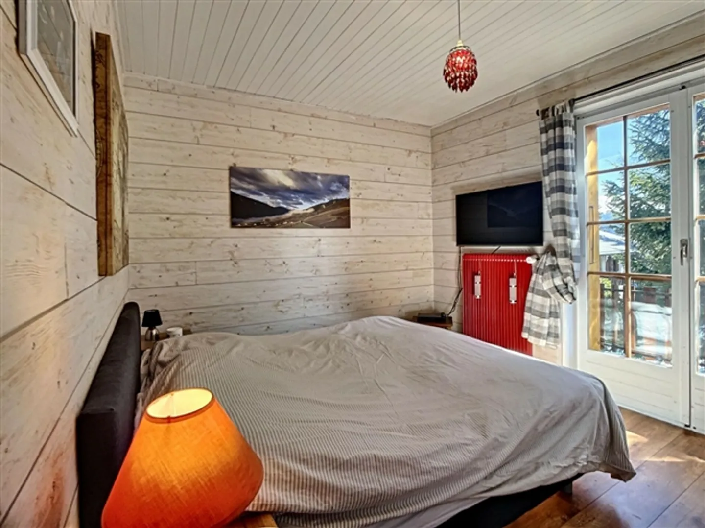 Chalet In the Middle of the Station - Photo 4 of 11