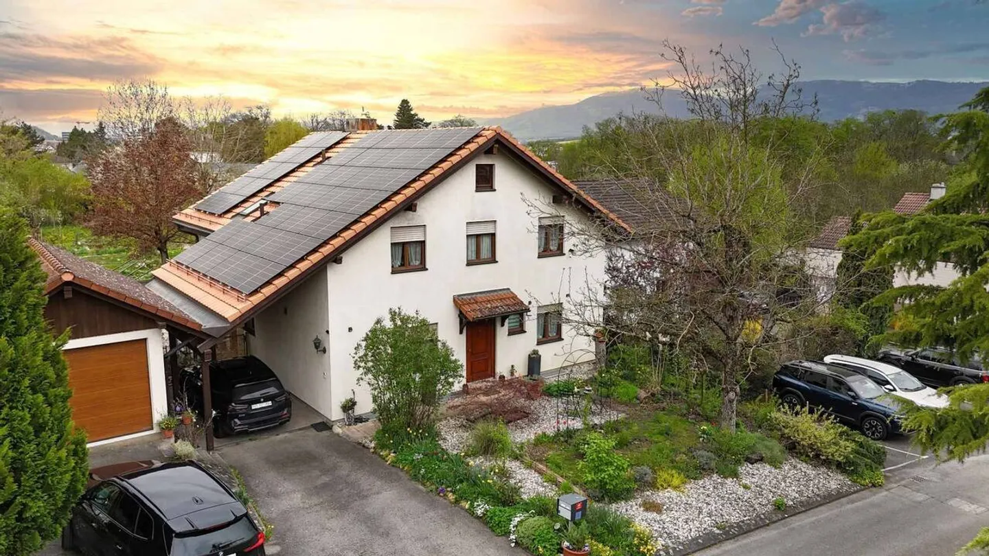 Villa familiale rénovée, studio indépendant et jardin de 1'260 m² - Foto 1 di 13