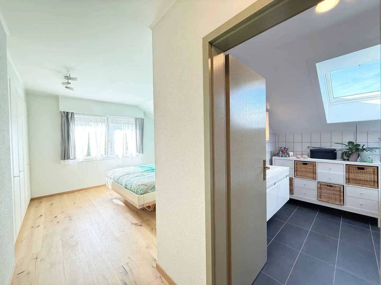 Villa familiale rénovée, studio indépendant et jardin de 1'260 m² - Foto 7 di 13