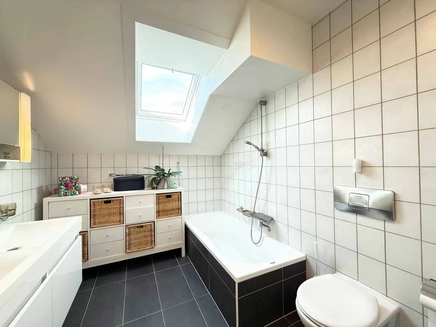 Villa familiale rénovée, studio indépendant et jardin de 1'260 m² - Foto 8 di 13