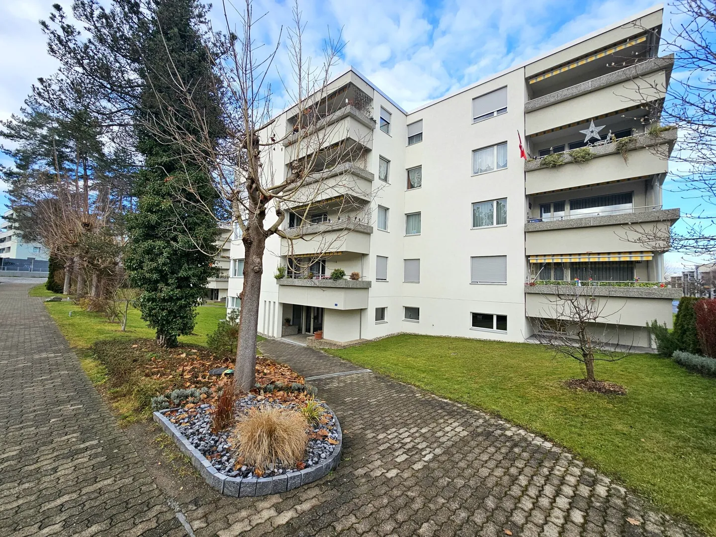 Well-maintained and bright 4.5-room apartment with balcony and panoramic view - Photo 1 of 15
