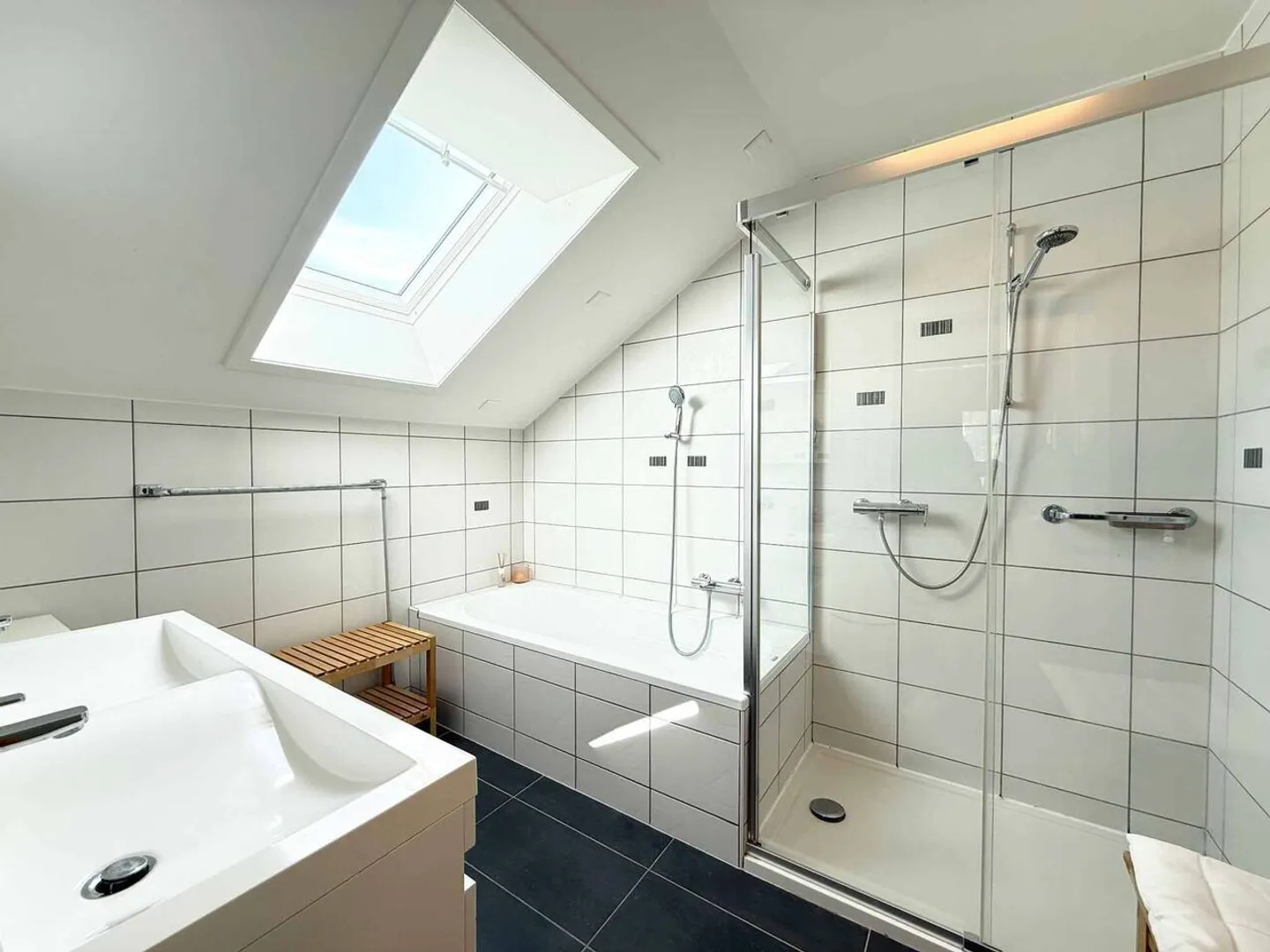 Villa familiale rénovée, studio indépendant et jardin de 1'260 m² - Foto 12 di 13