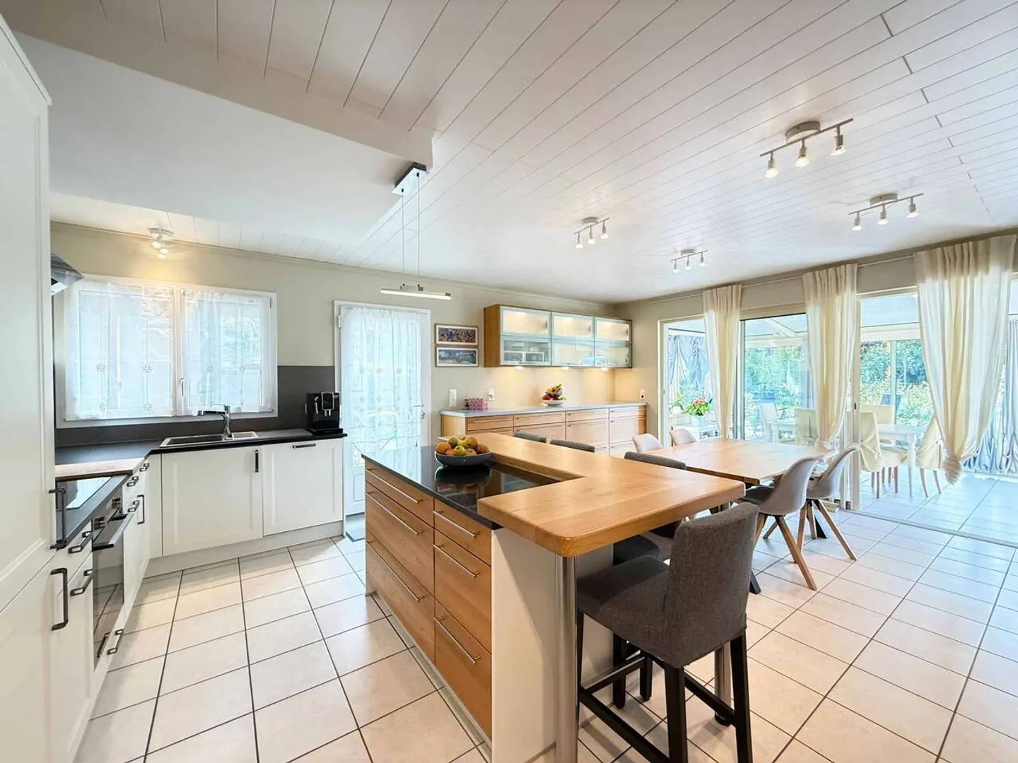 Villa familiale rénovée, studio indépendant et jardin de 1'260 m² - Foto 3 di 13