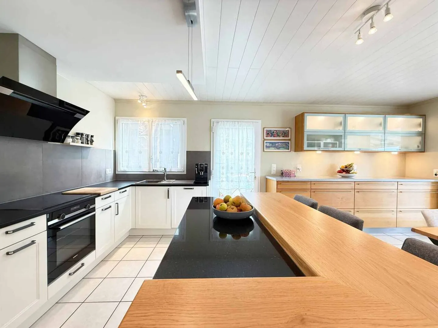 Villa familiale rénovée, studio indépendant et jardin de 1'260 m² - Foto 4 di 13