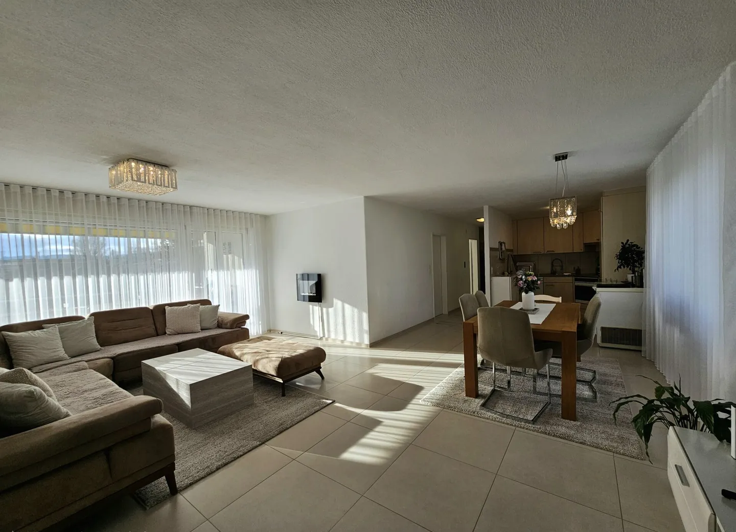 Well-maintained and bright 4.5-room apartment with balcony and panoramic view - Photo 3 of 15