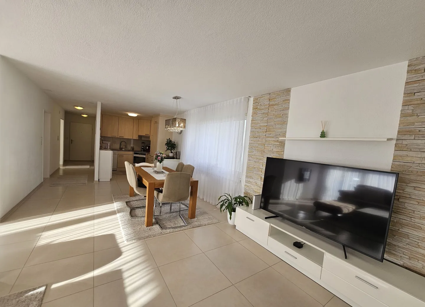 Well-maintained and bright 4.5-room apartment with balcony and panoramic view - Photo 4 of 15