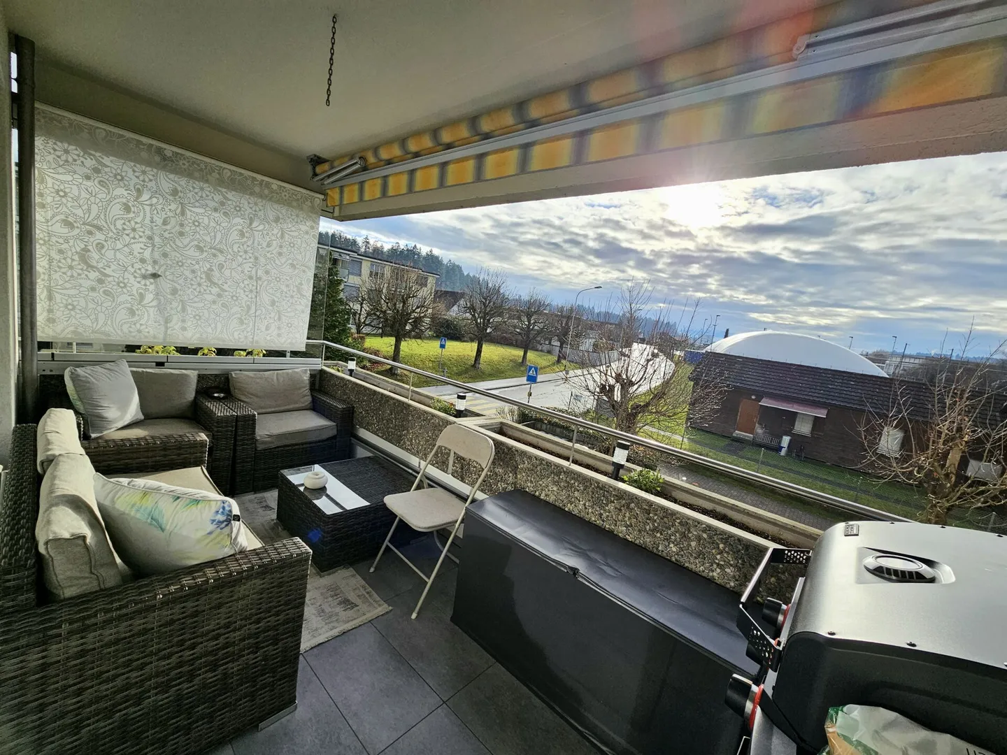 Well-maintained and bright 4.5-room apartment with balcony and panoramic view - Photo 7 of 15