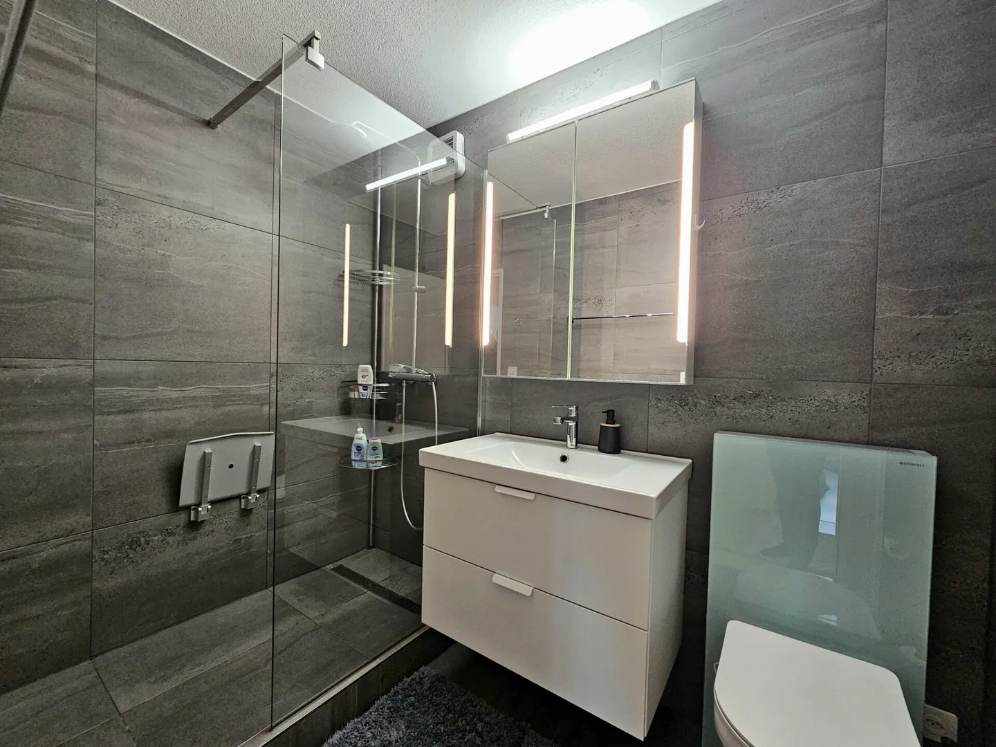 Well-maintained and bright 4.5-room apartment with balcony and panoramic view - Photo 10 of 15