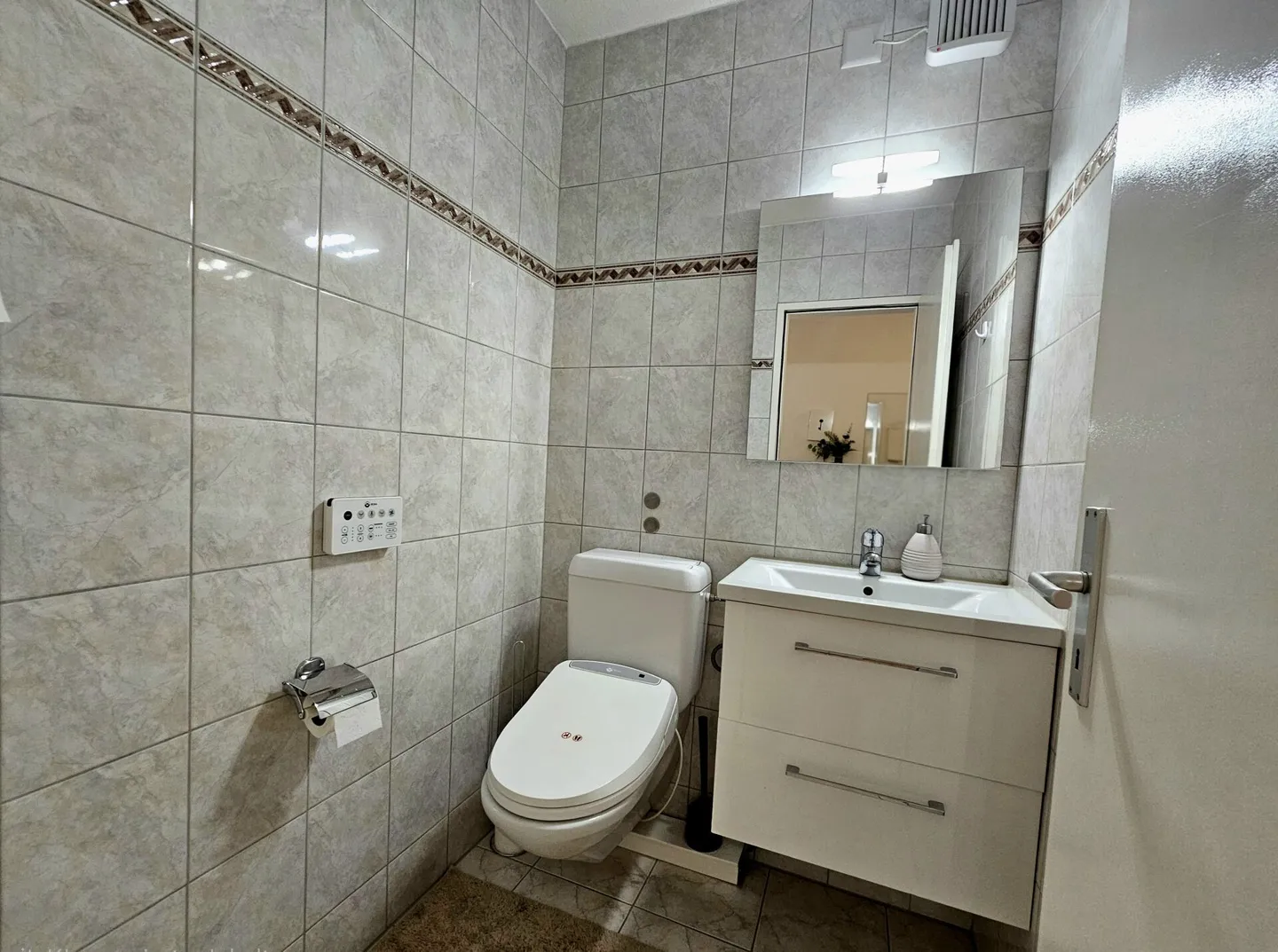 Well-maintained and bright 4.5-room apartment with balcony and panoramic view - Photo 13 of 15