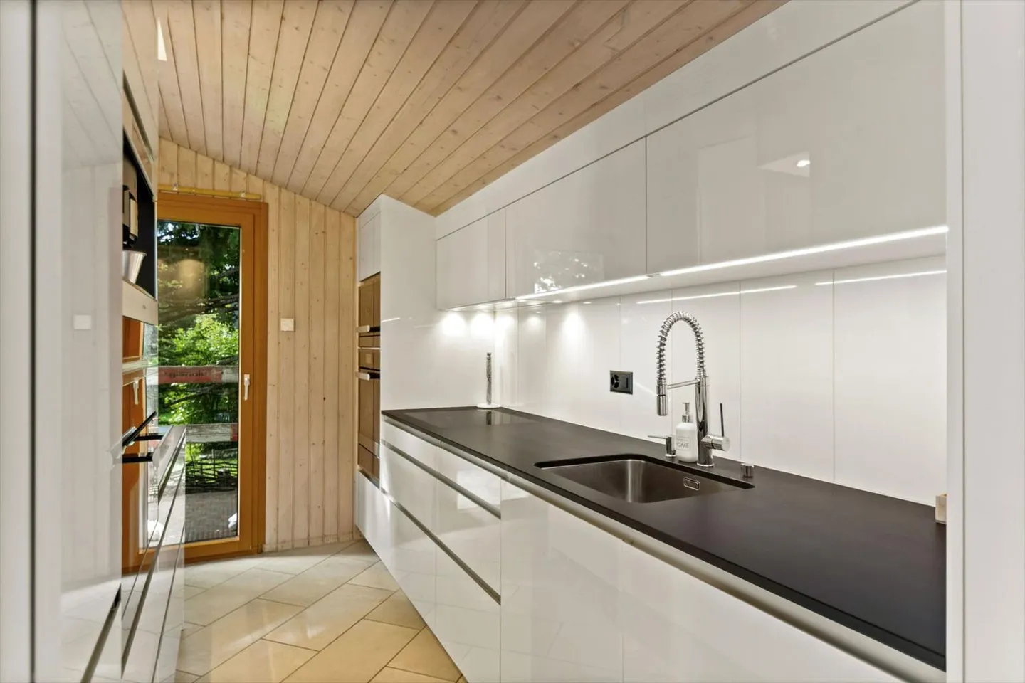 Les Savagnières, magnifique chalet de 4,5 pièces au cœur de la nature avec garage - Photo 2 sur 13