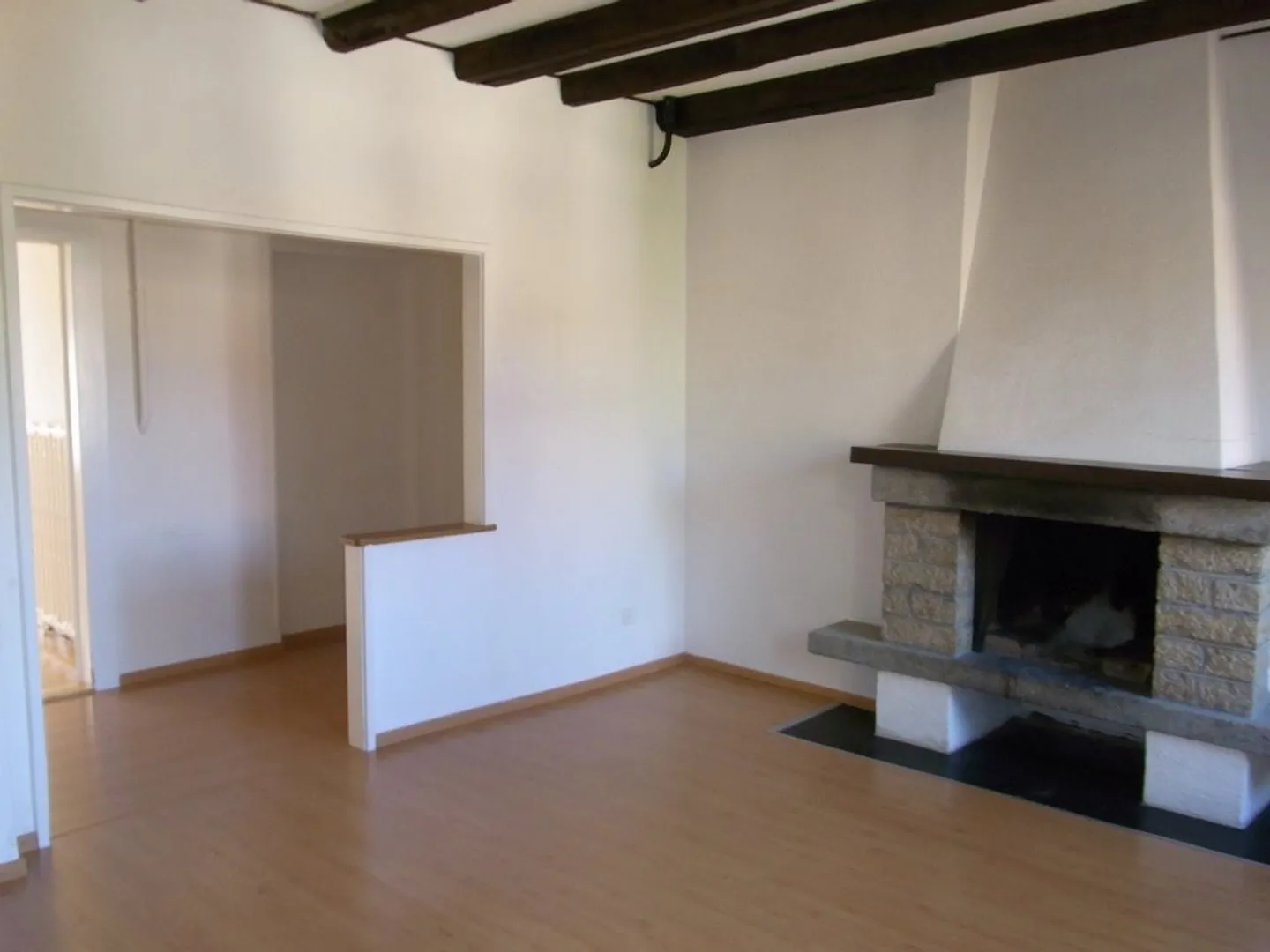 SPAZIOSO APPARTAMENTO DI 150 M2 CON CAMINO E TRAVI - Foto 2 di 9