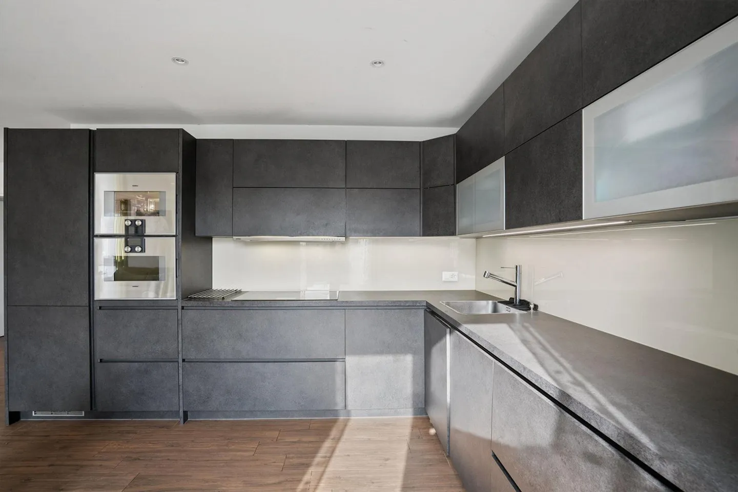 Modern 4.5-room attic apartment with terraces in Weiach - Photo 4 of 13