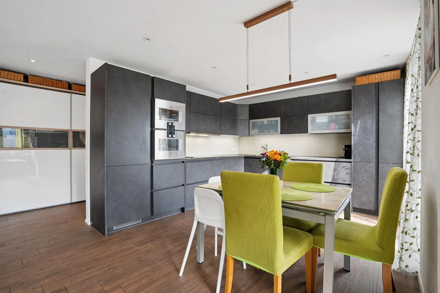 Modern 4.5-room attic apartment with terraces in Weiach - Photo 1 of 13