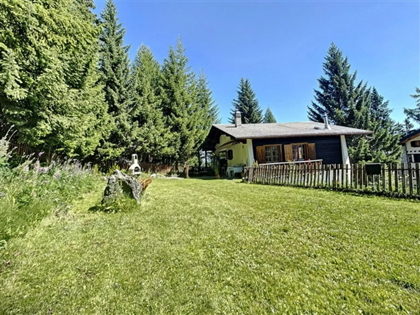 Chalet In the Middle of the Station - Photo 11 of 11