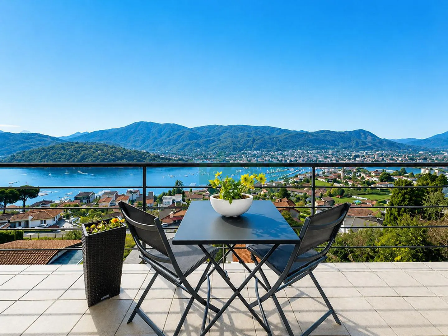 Villa moderne et lumineuse mono-bifamiliaire avec une vue dégagée splendide - Photo 2 sur 13