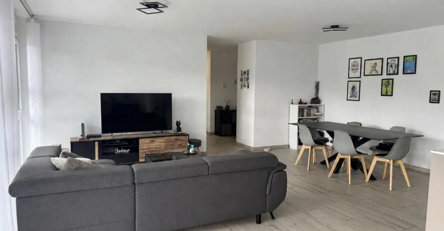 Spacious 4.5 room apartment in Sion – Bright and quiet - Photo 2 of 11