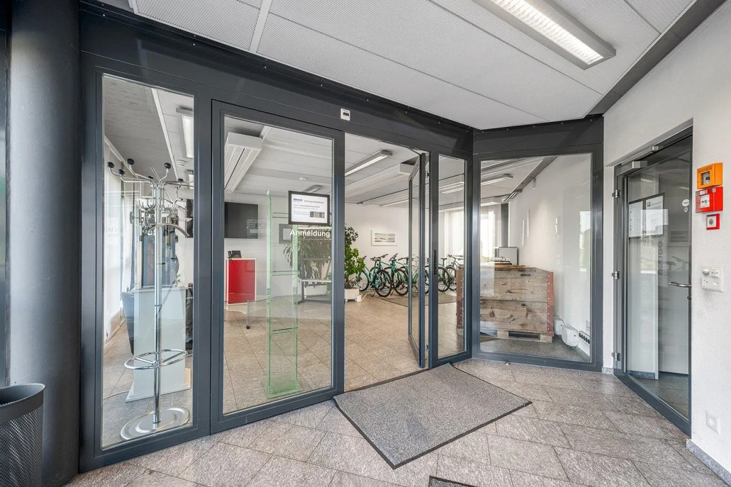 Modernes Bürogebäude in Baar - Foto 2 von 13