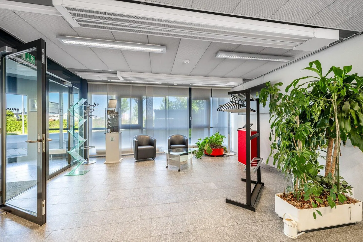 Modernes Bürogebäude in Baar - Foto 3 von 13