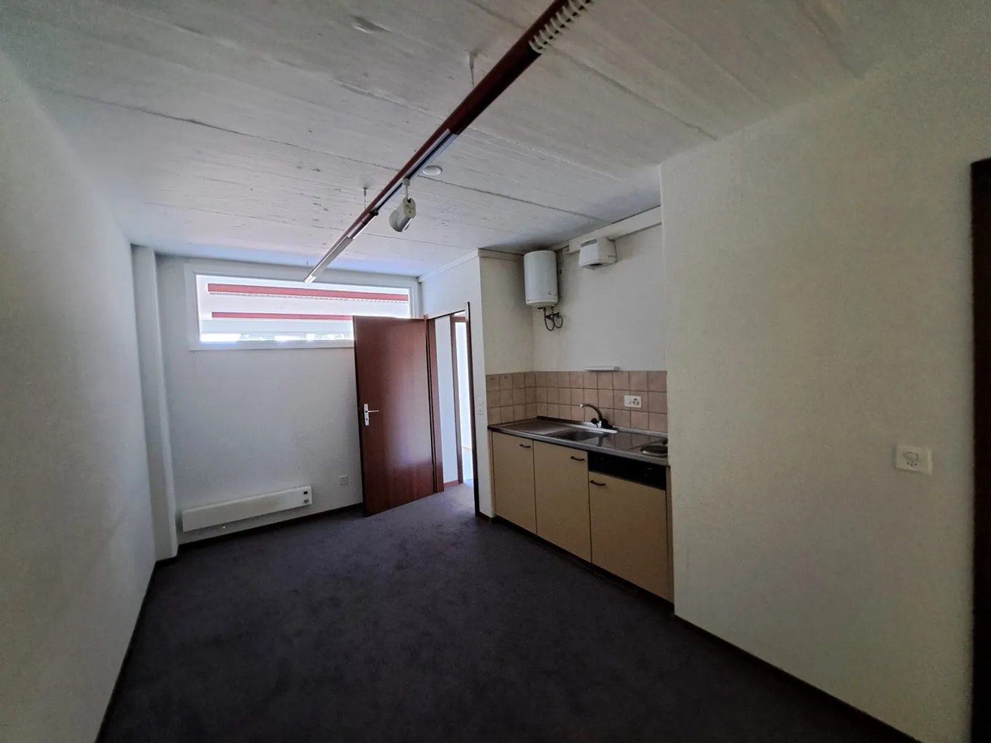 Commercial space for rent - Photo 4 of 5