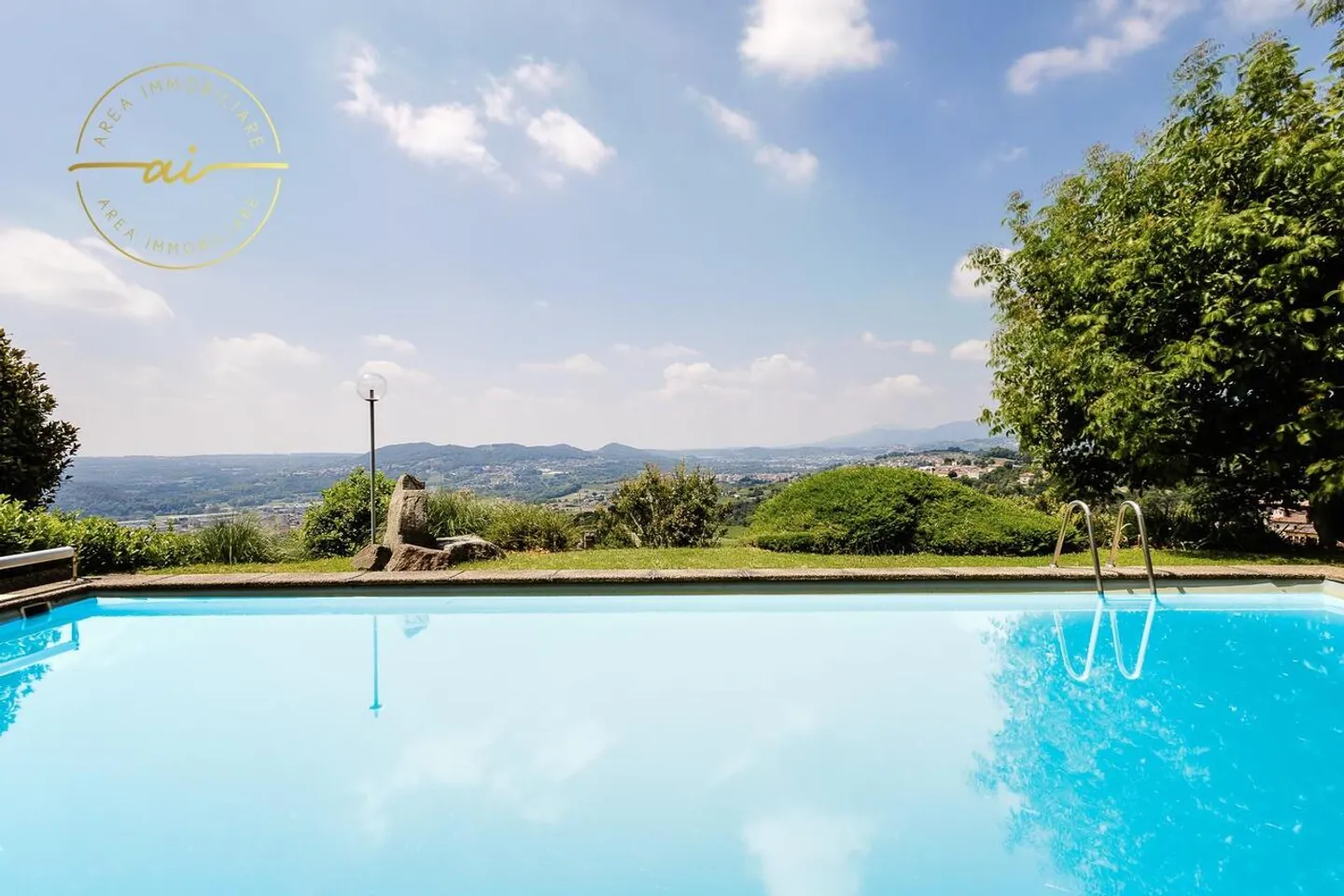 PRESTIGIOSA VILLA BIFAMILIARE CON PISCINA E AMPI SPAZI - Foto 2 di 13