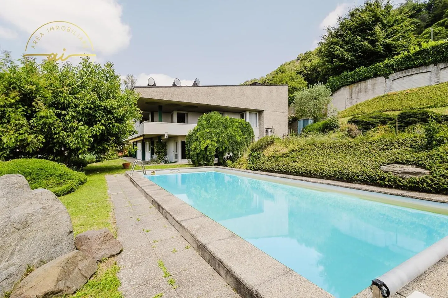 PRESTIGIOSA VILLA BIFAMILIARE CON PISCINA E AMPI SPAZI - Foto 1 di 13