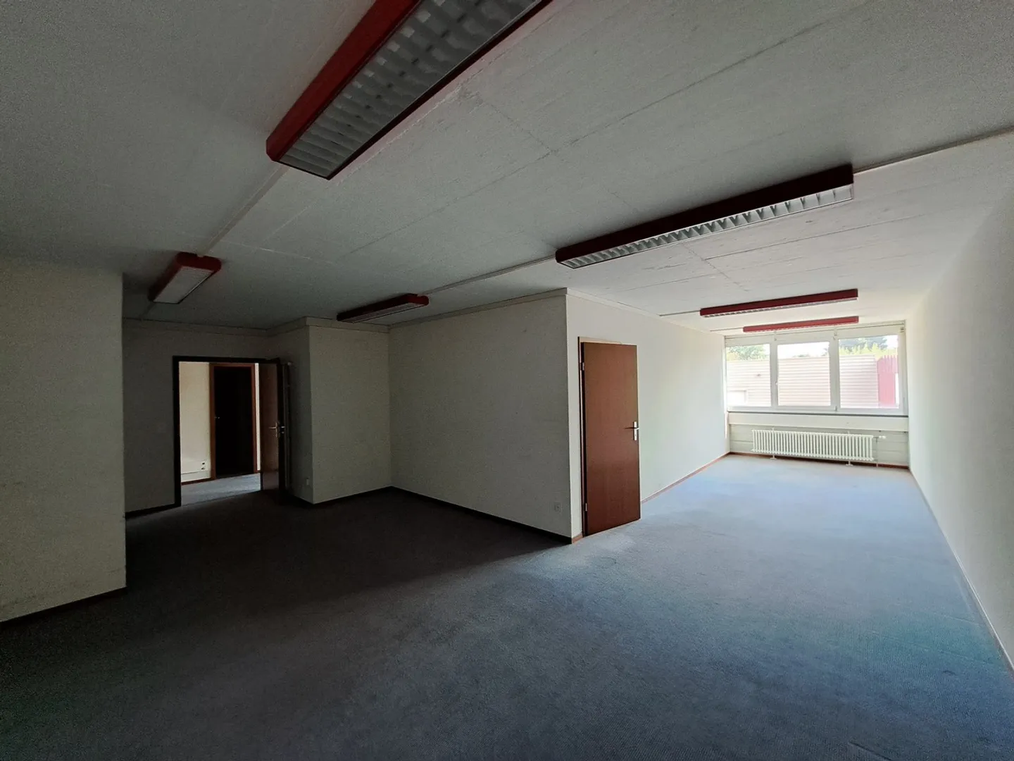 Commercial space for rent - Photo 2 of 5