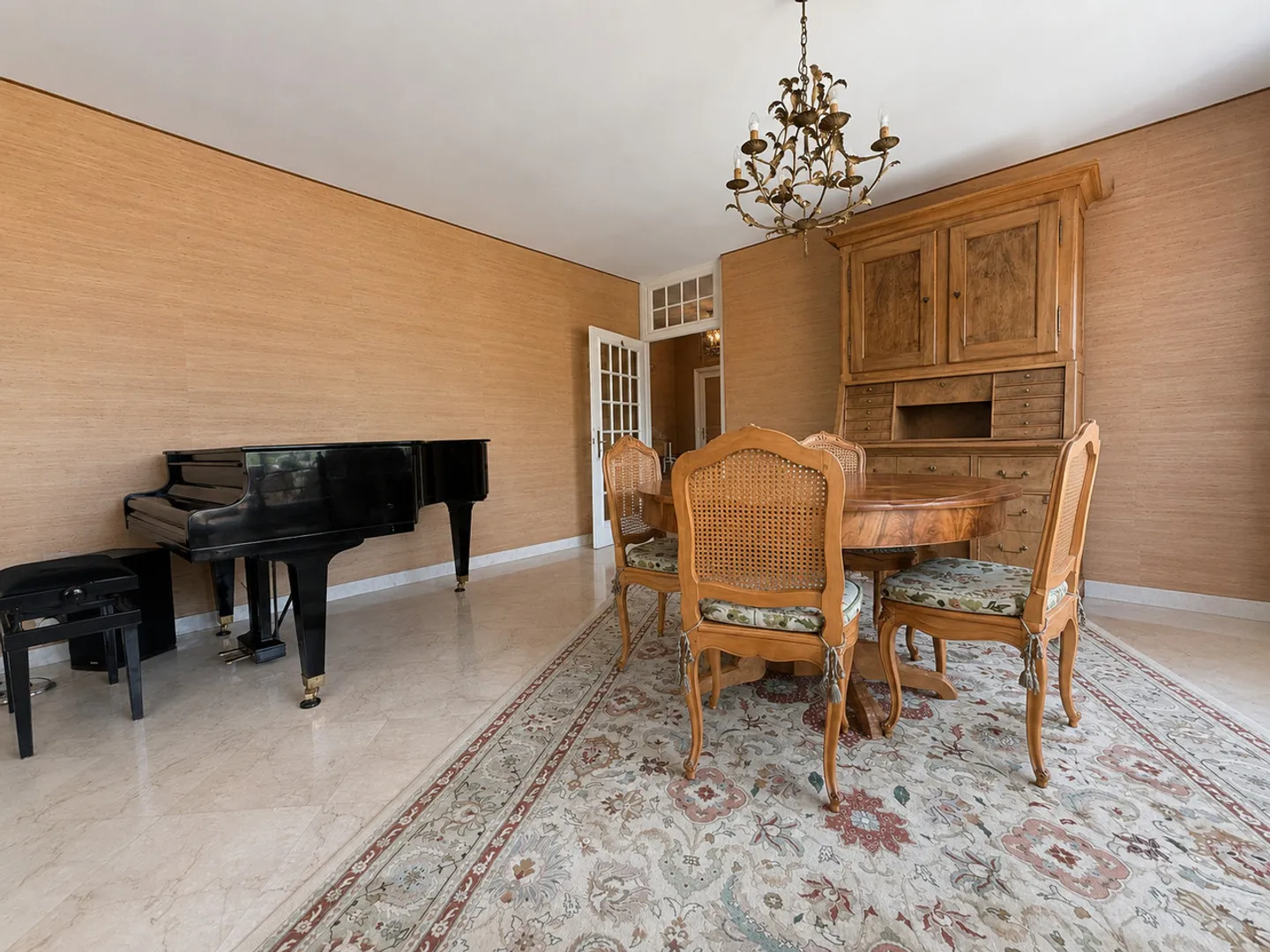 Elegant 6.5 Room Apartment - Photo 3 of 5