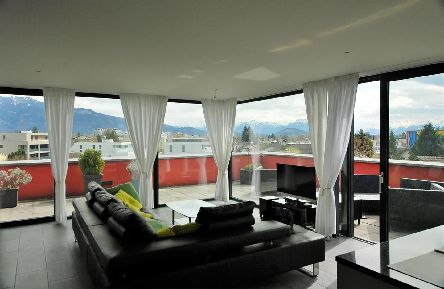 Exclusive penthouse apartment with large terrace and stunning mountain view - Photo 4 of 12