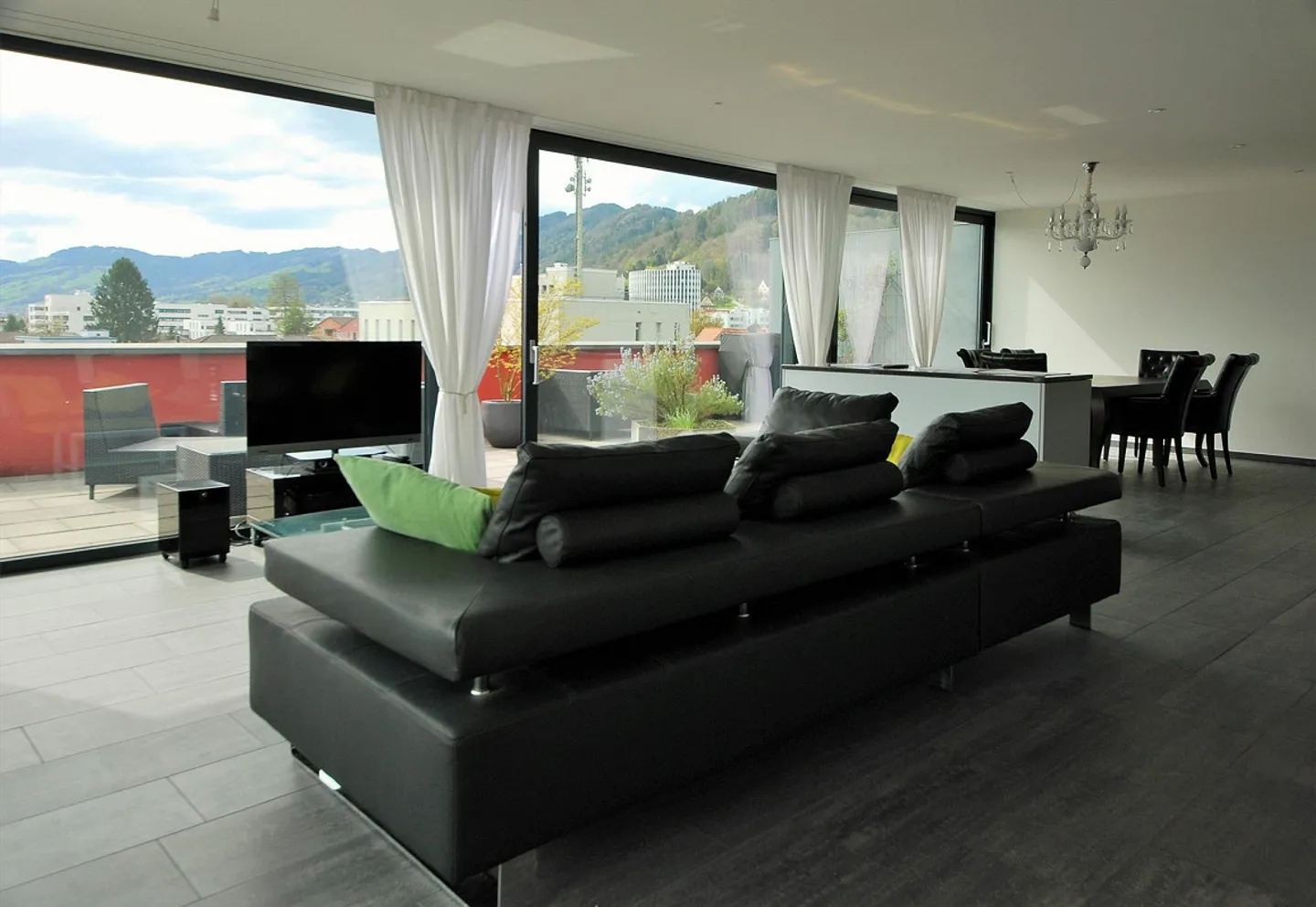 Exclusive penthouse apartment with large terrace and stunning mountain view - Photo 5 of 12