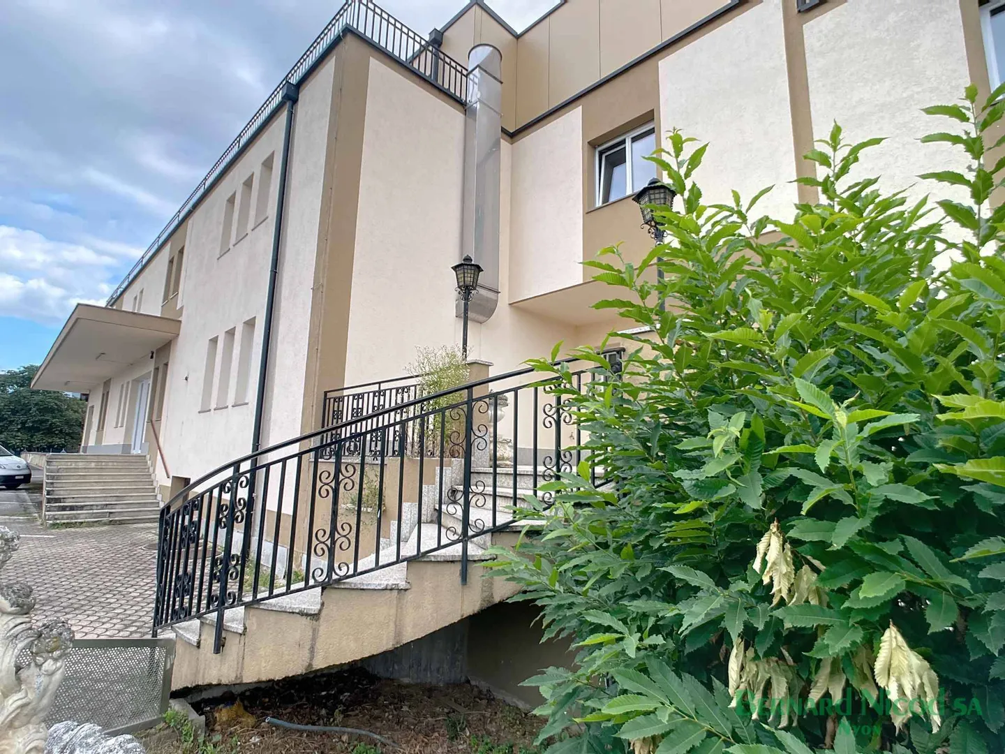 Office Space with Terrace - Photo 1 of 5