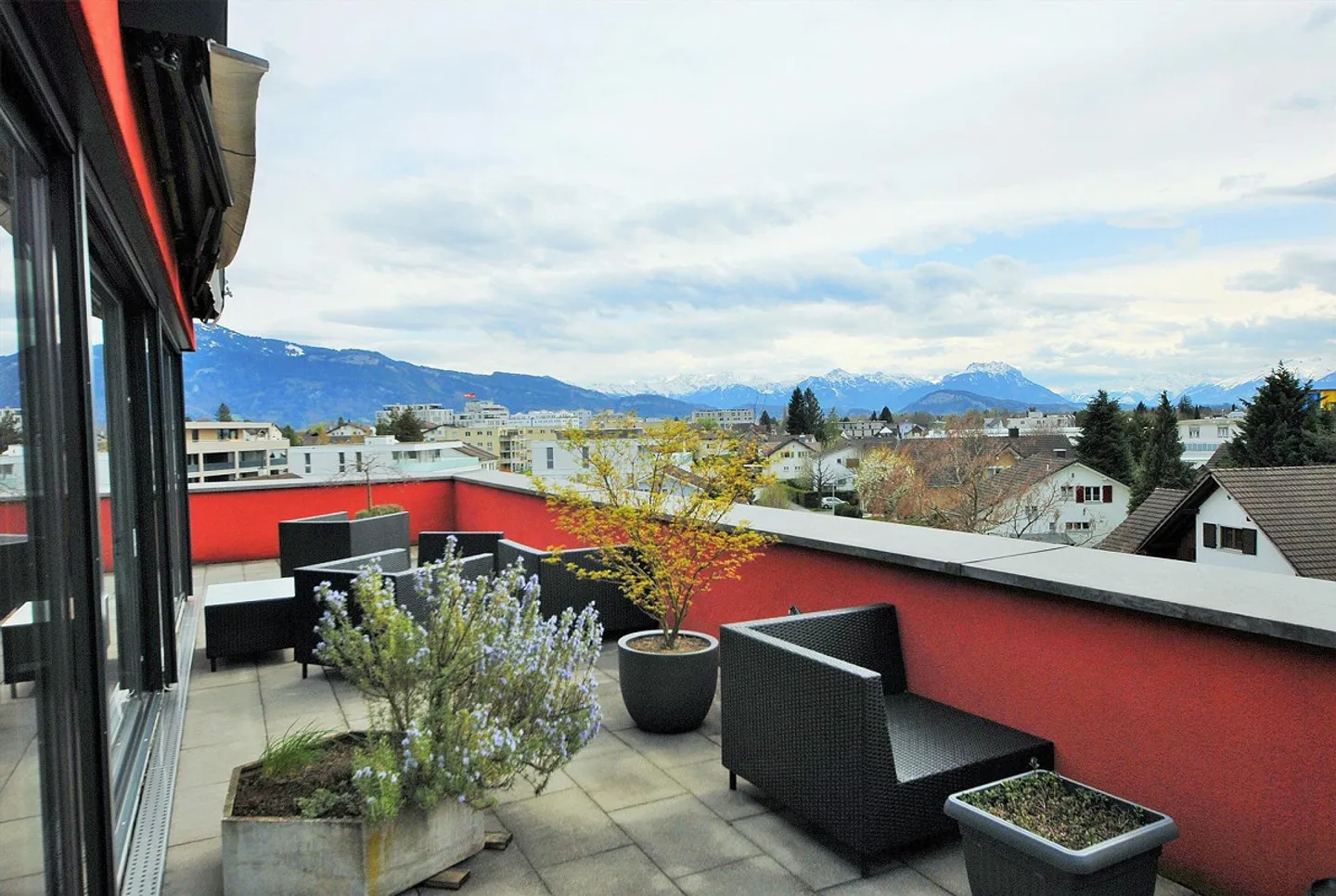 Exclusive penthouse apartment with large terrace and stunning mountain view - Photo 9 of 12