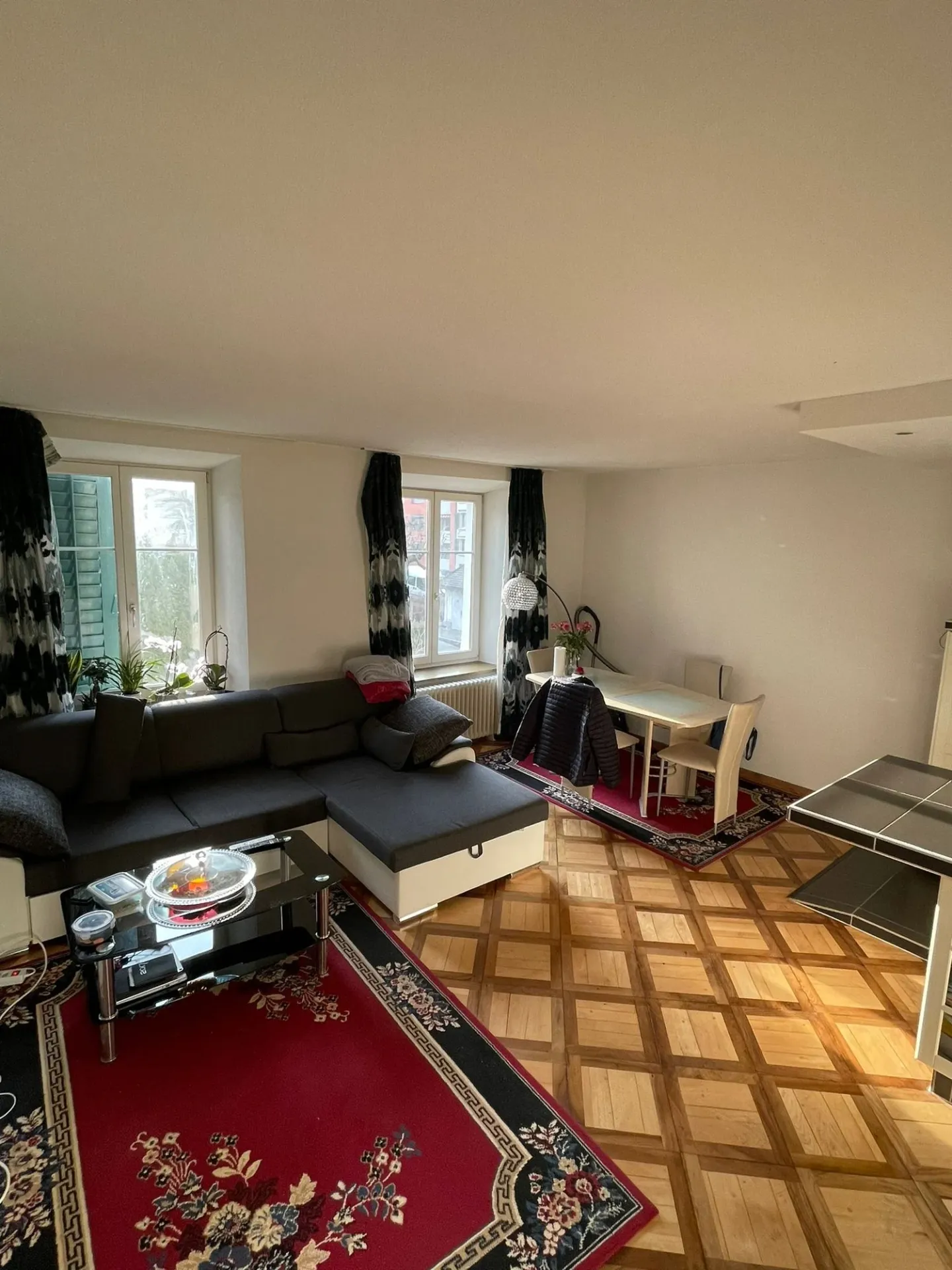 Charming 2-room old building apartment in a central location in Glarus - Photo 1 of 7
