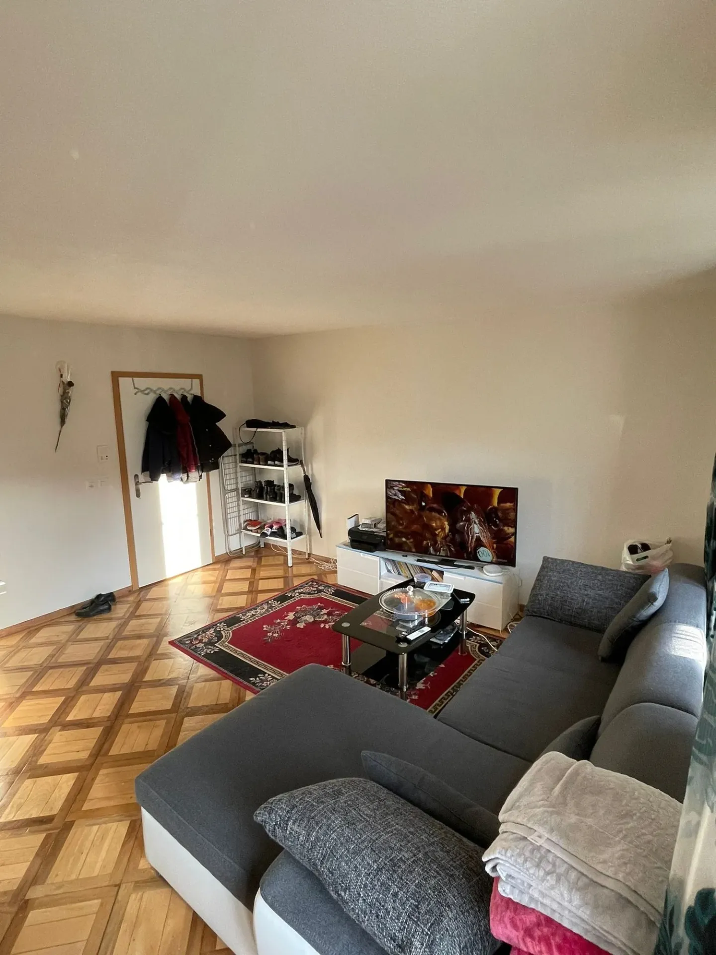 Charming 2-room old building apartment in a central location in Glarus - Photo 2 of 7