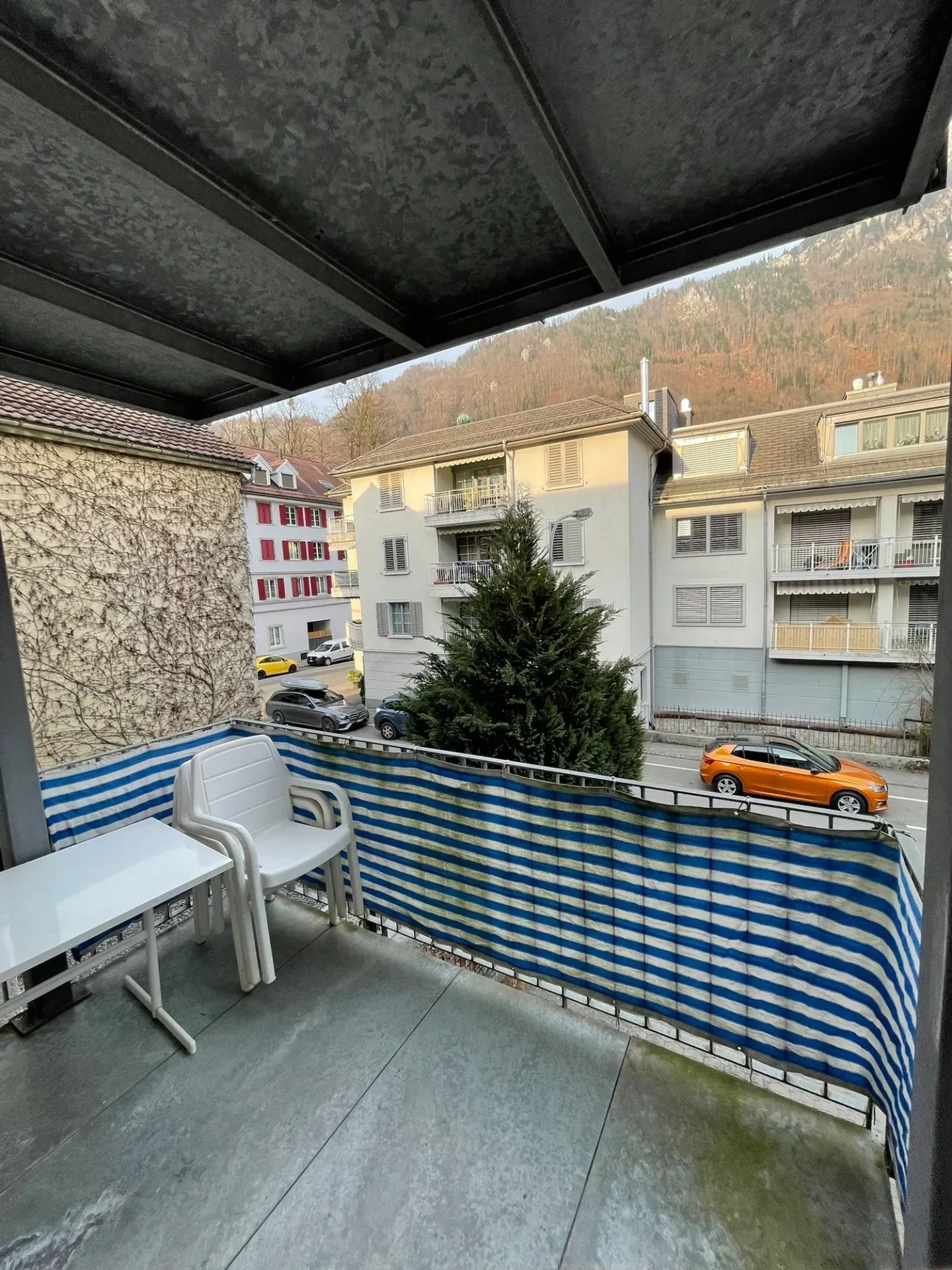 Charming 2-room old building apartment in a central location in Glarus - Photo 6 of 7
