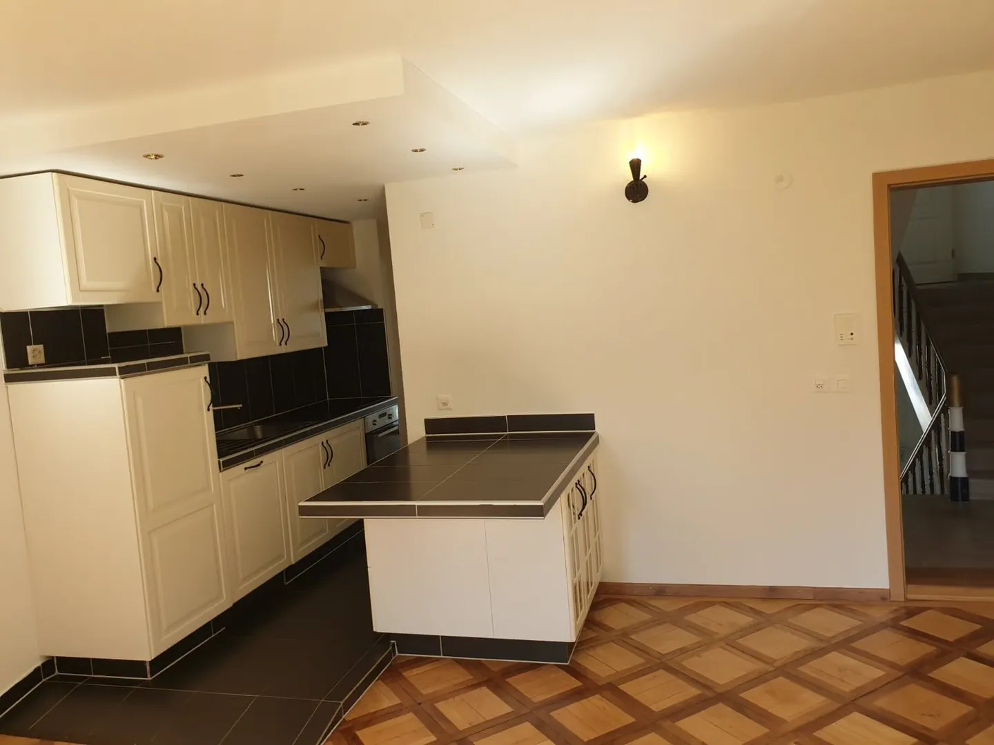 Charming 2-room old building apartment in a central location in Glarus - Photo 4 of 7