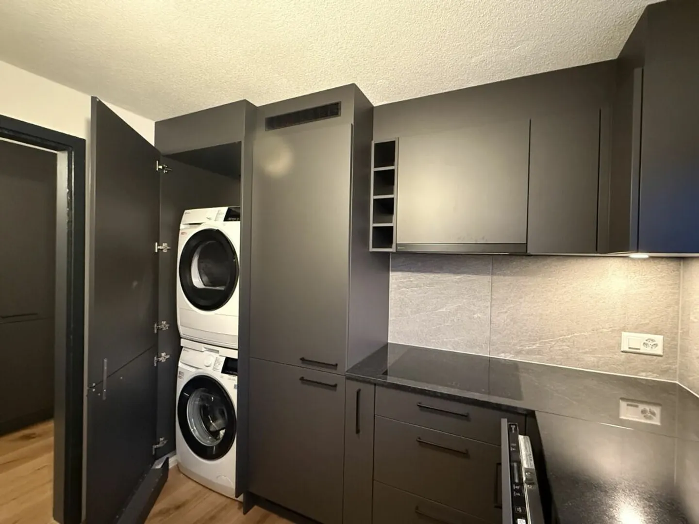 Prima occupazione dopo ristrutturazione totale: Moderno appartamento con 4 camere in una posizione tranquilla e soleggiata con garage singolo - Foto 5 di 17