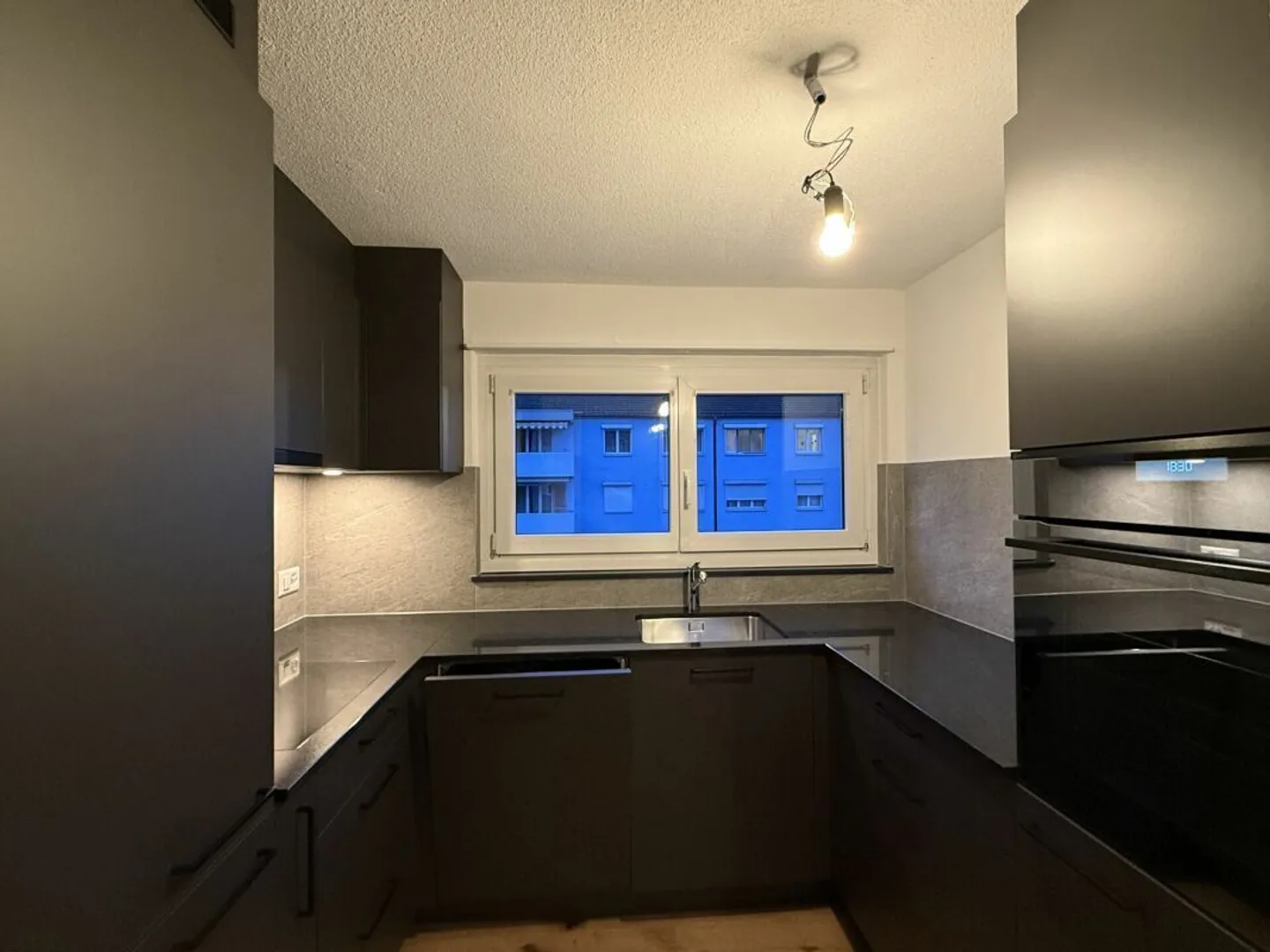 Prima occupazione dopo ristrutturazione totale: Moderno appartamento con 4 camere in una posizione tranquilla e soleggiata con garage singolo - Foto 3 di 17
