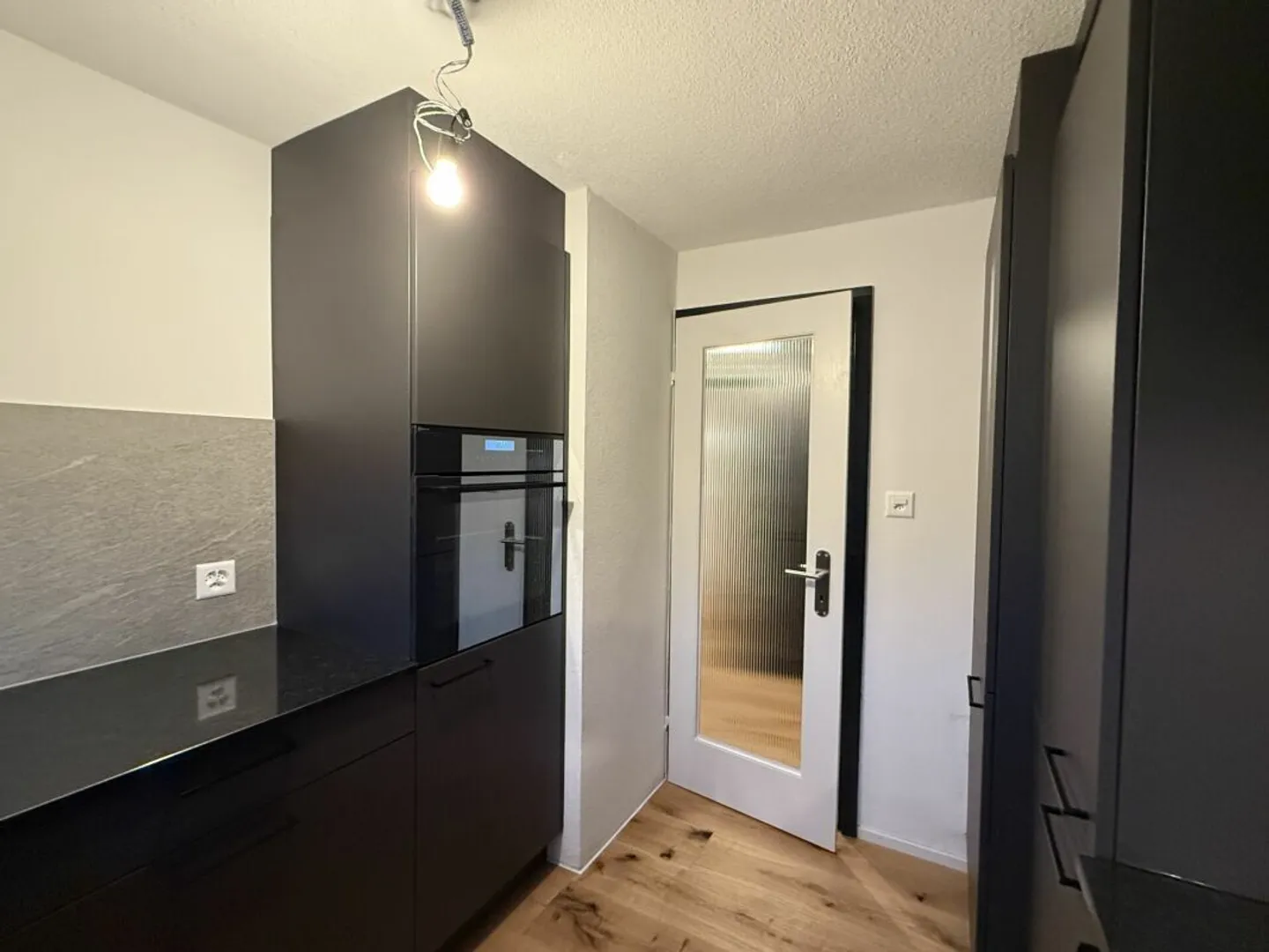 Prima occupazione dopo ristrutturazione totale: Moderno appartamento con 4 camere in una posizione tranquilla e soleggiata con garage singolo - Foto 4 di 17