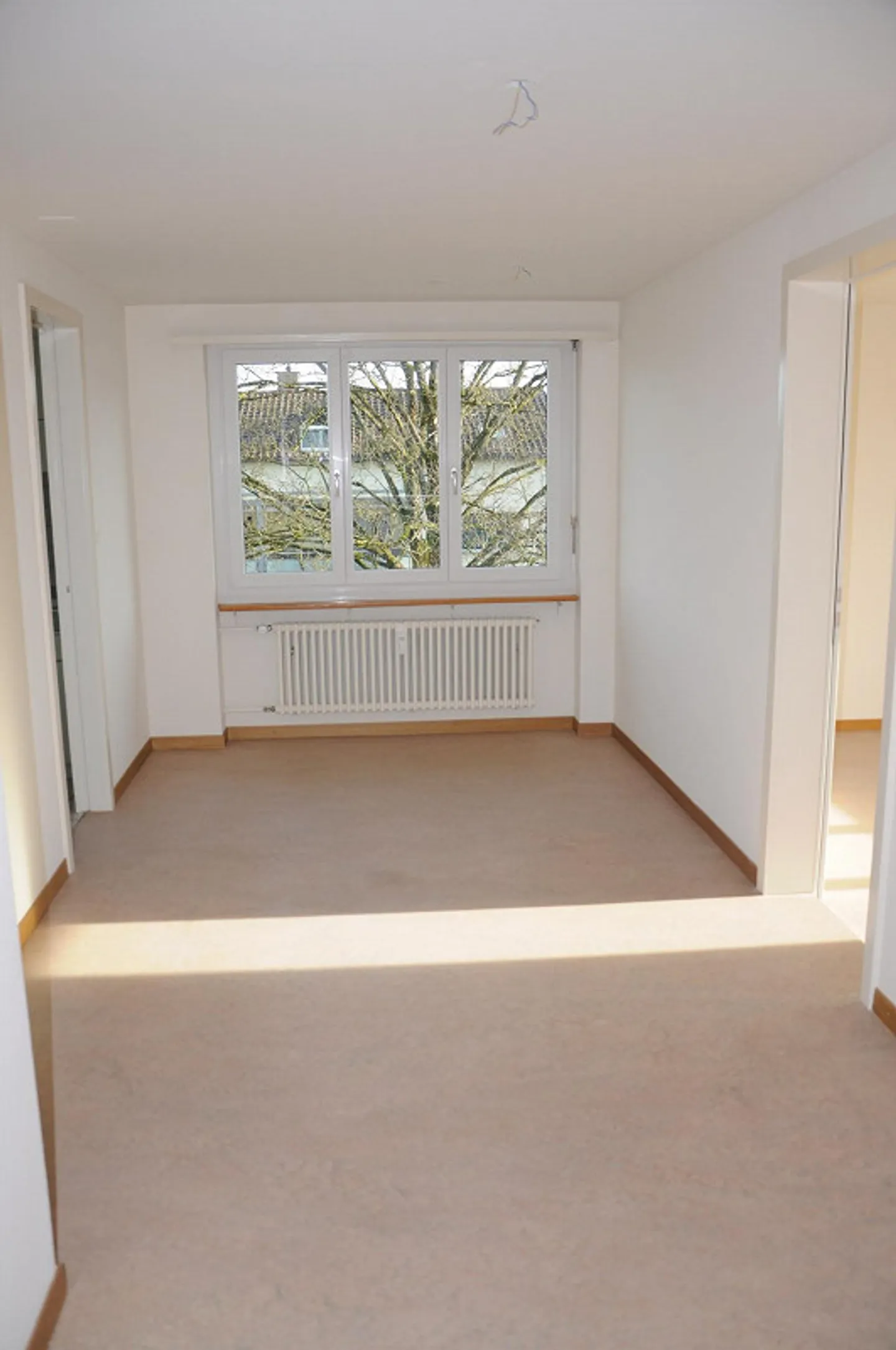 Belle, lumineuse et calme appartement de 4 1/2 pièces au dernier étage avec balcon ouest - Photo 8 sur 13