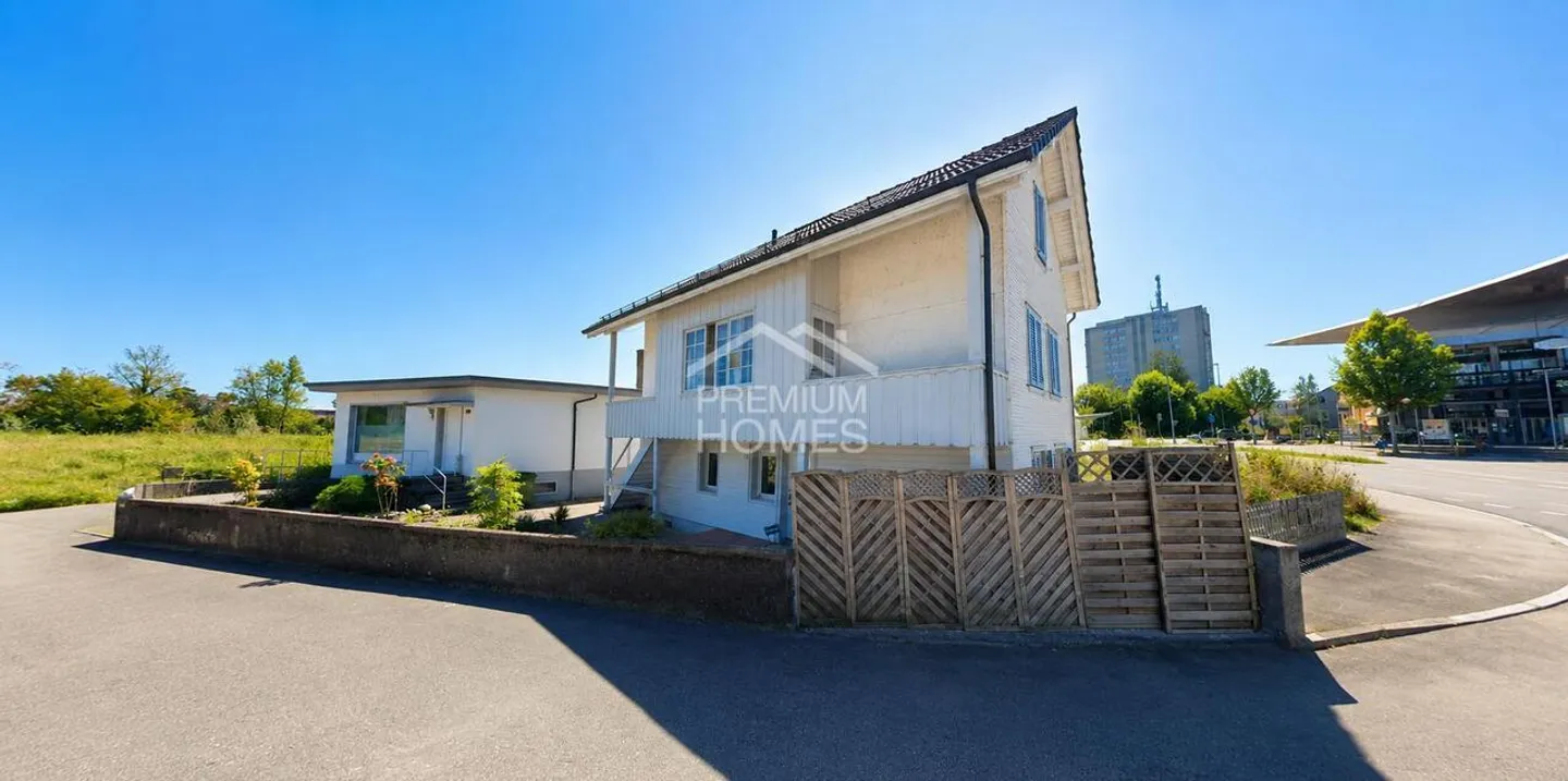 Versatile multi-generational house with potential in a prime location - Photo 2 of 9