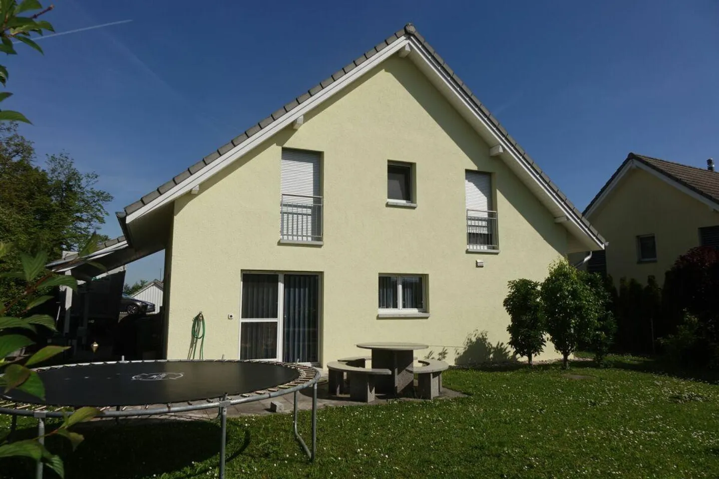 Casa indipendente di 5,5 locali con grande giardino in posizione fiscale favorevole - Foto 1 di 15