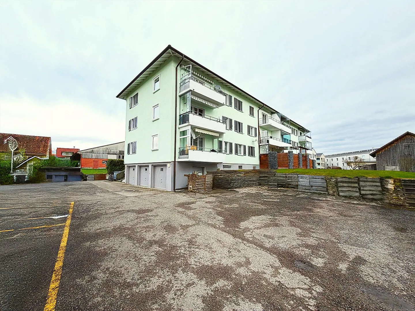 Charming 3.5-room apartment with balcony and beautiful view in Stachen - Photo 1 of 8