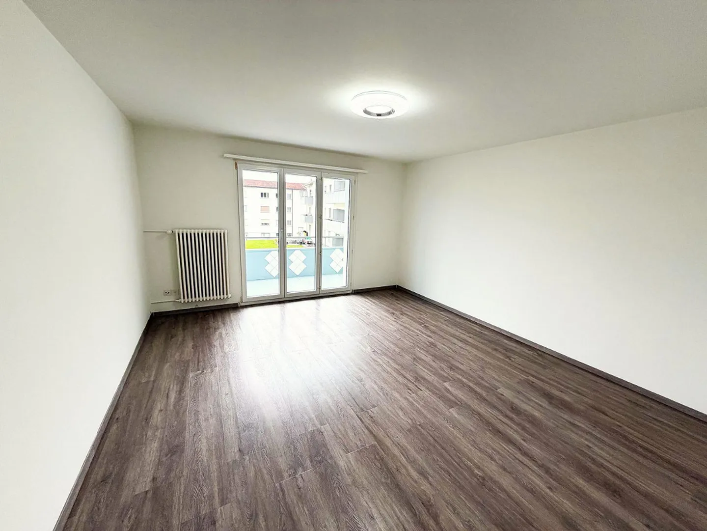 Charming 3.5-room apartment with balcony and beautiful view in Stachen - Photo 3 of 8