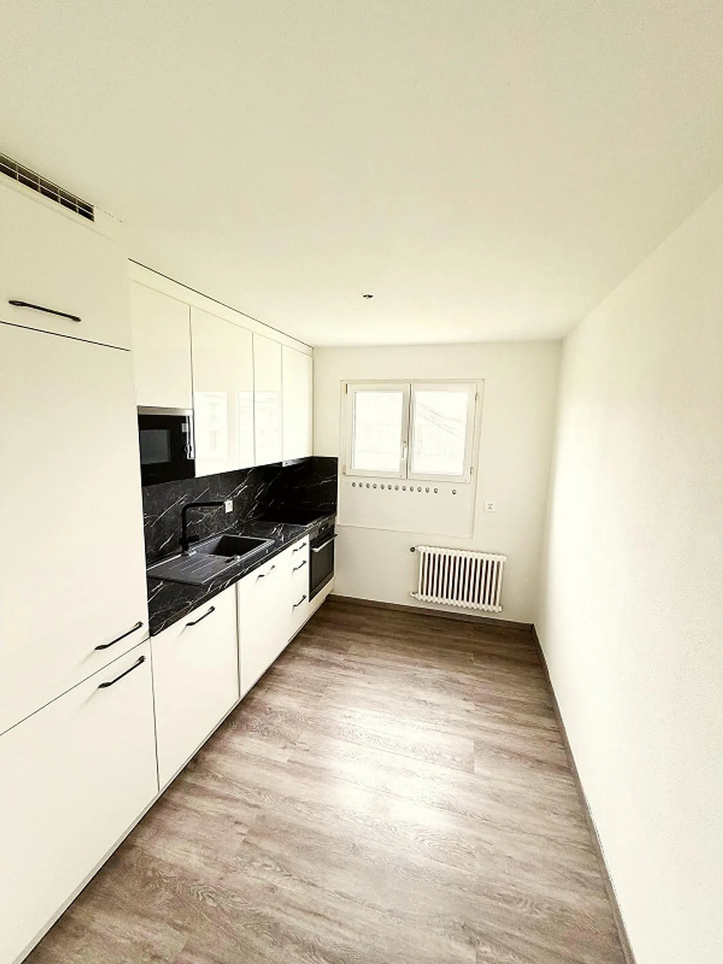 Charming 3.5-room apartment with balcony and beautiful view in Stachen - Photo 4 of 8