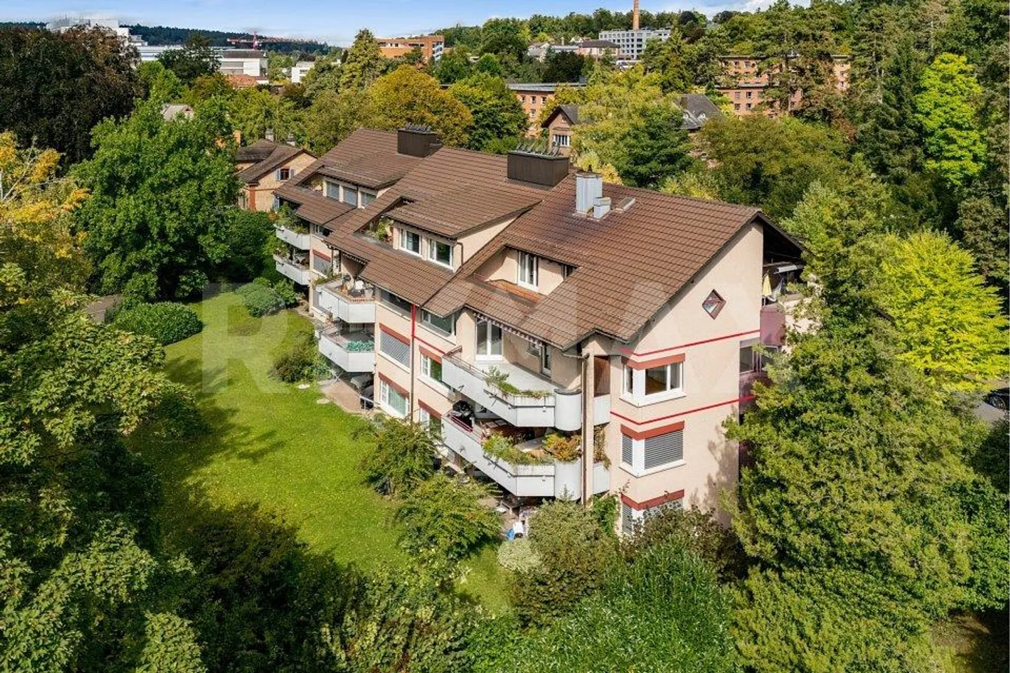 Spacious 6-room condominium in the heart of Winterthur - Photo 2 of 13