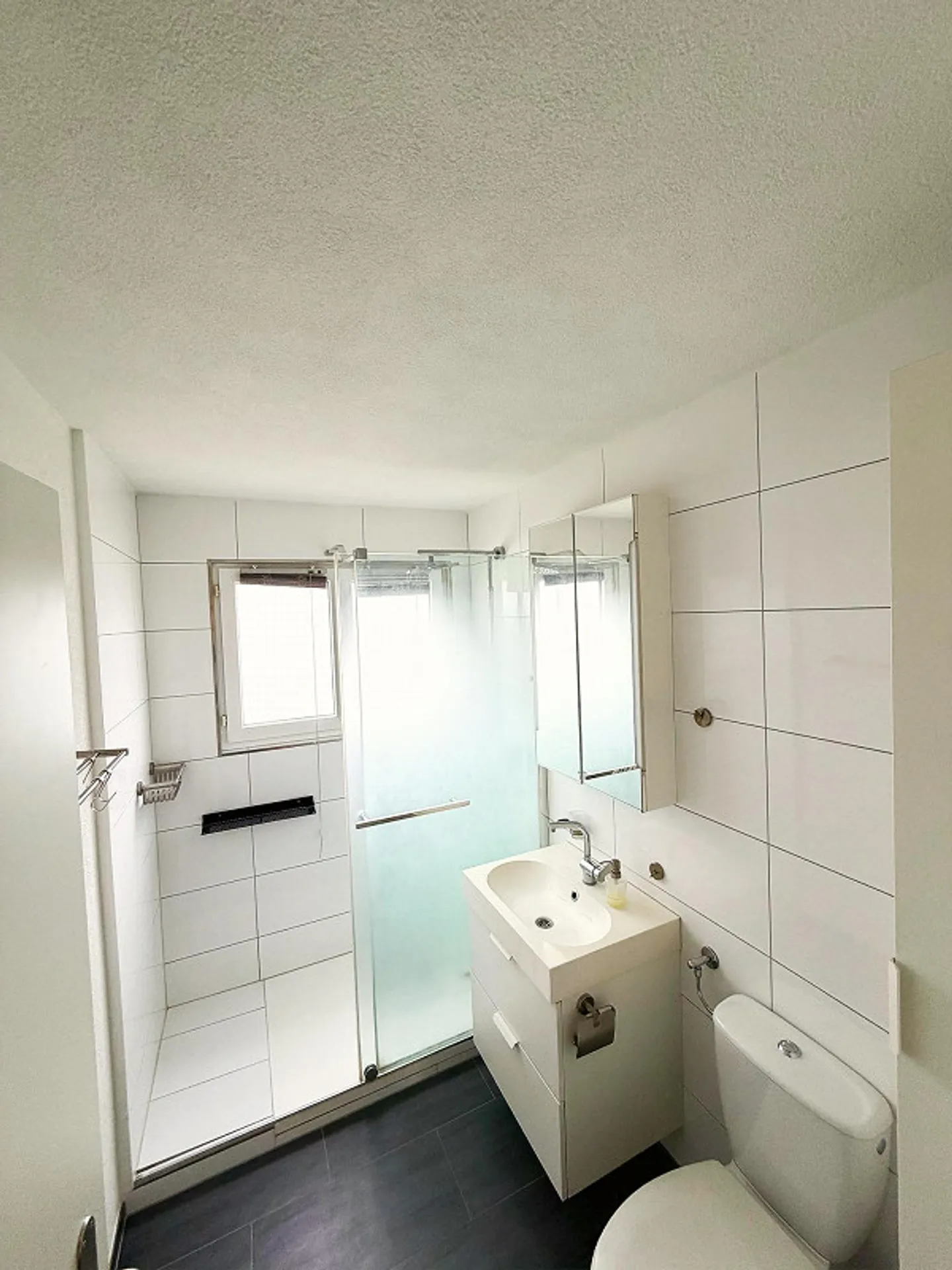 Charming 3.5-room apartment with balcony and beautiful view in Stachen - Photo 8 of 8