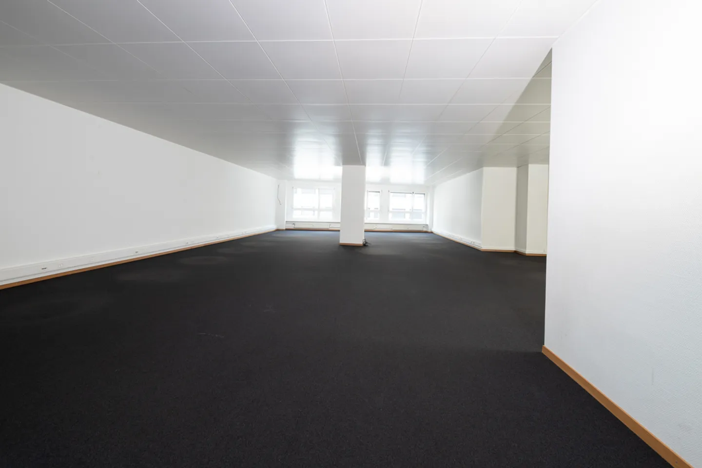 Espace de bureau attrayant au centre - Photo 3 sur 4