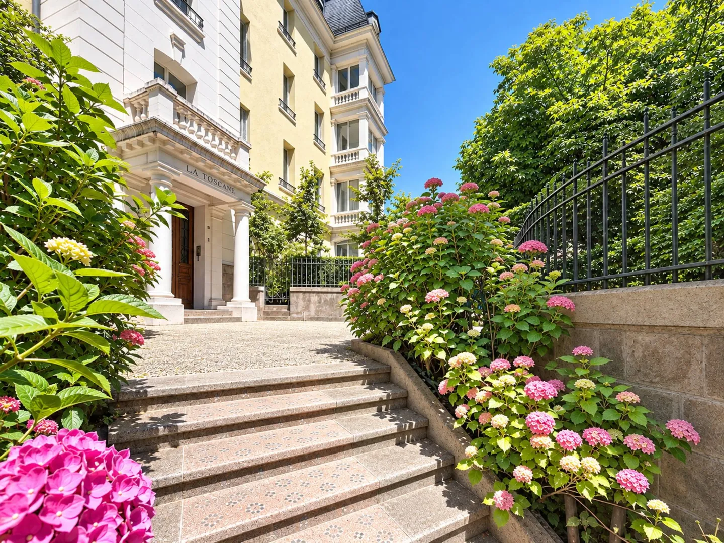 Elegant Apartment in Villa Toscane - Photo 11 of 12