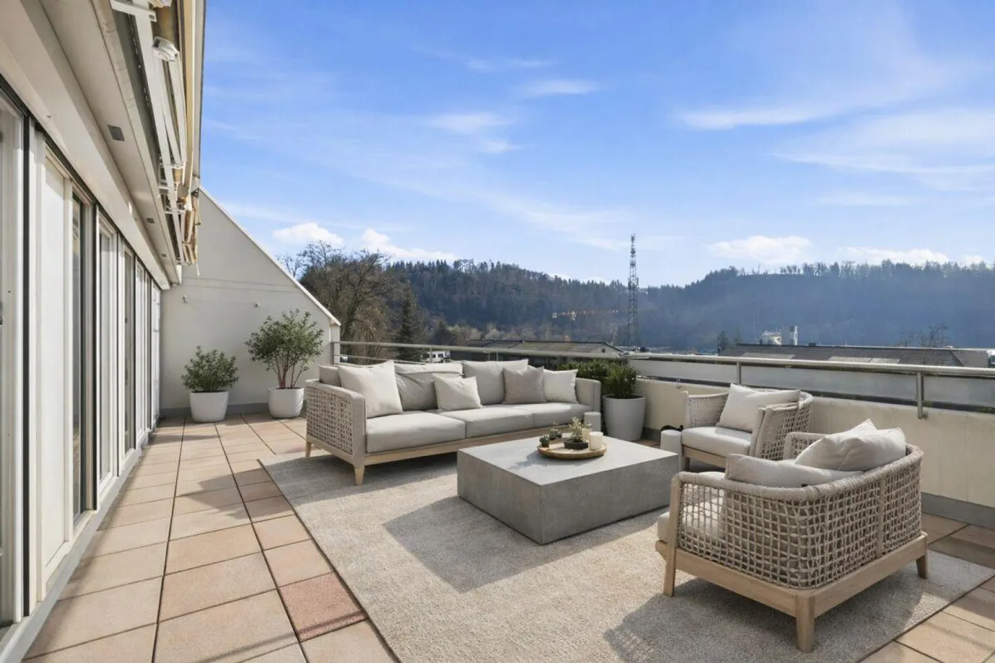 Renovated 4.5-room apartment with spacious balcony, lift and garage... - Photo 1 of 16