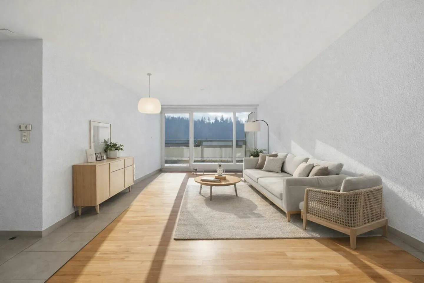 Renovated 4.5-room apartment with spacious balcony, lift and garage... - Photo 2 of 16